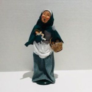 Byers Choice LTD Carolers Cries of London Woman With Basket of Dolls